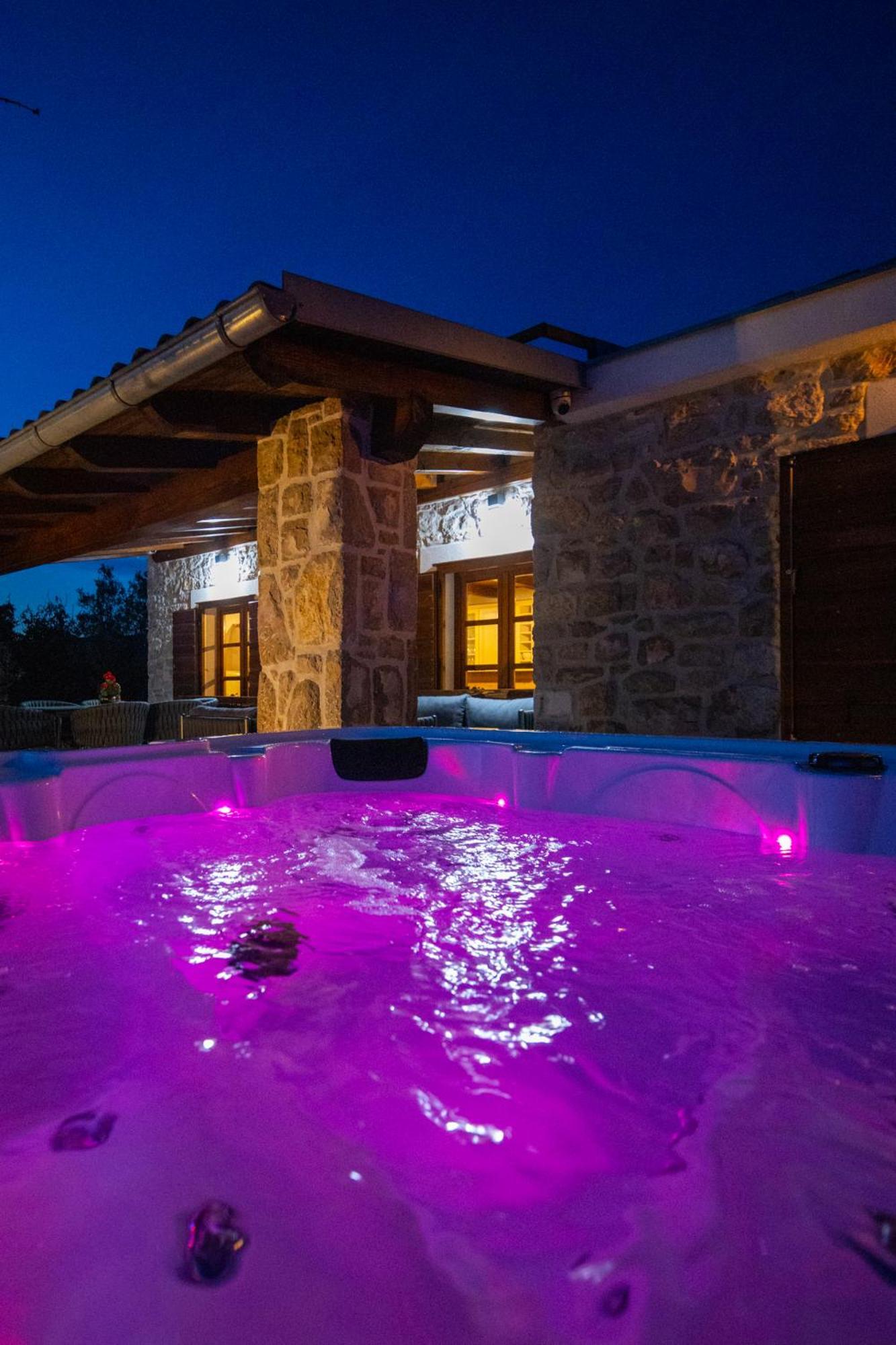Holiday Home Svemir Drage Kültér fotó